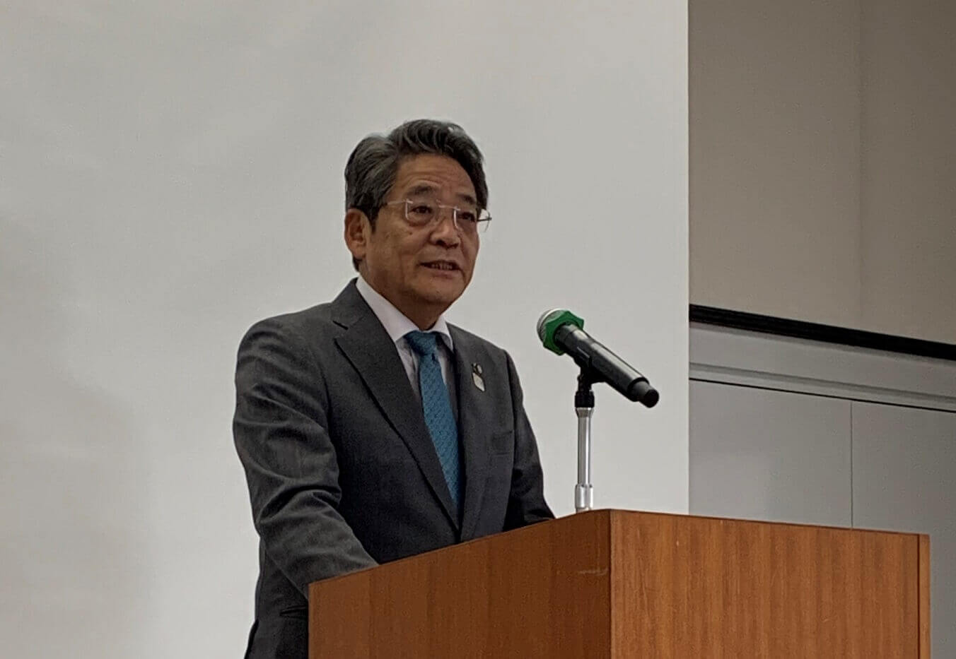 開会式であいさつされる飯塚市長の片峯誠氏
