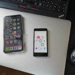 楽天モバイルでチョイスしたスマホはRakuten Mini。小っちゃくてかわいいんですよ。サイズの参考に、iPhone XRと並べています