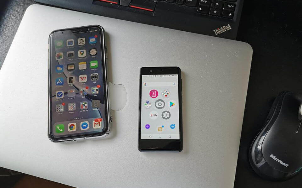 楽天モバイルでチョイスしたスマホはRakuten Mini。小っちゃくてかわいいんですよ。サイズの参考に、iPhone XRと並べています